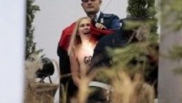 Félmeztelenül pózolt a jászolnál a Vatikánban