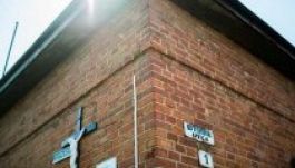 Diósgyőri ultrák vonultak fel a miskolci szegénytelepen