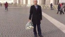 Ali Agca virágot vitt II. János Pál sírjára, majd kiutasították Olaszországból