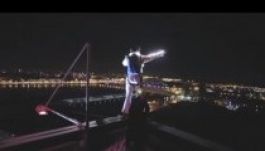 Újra leugrott egy rigai toronyépületről a rejtélyes ejtőernyős