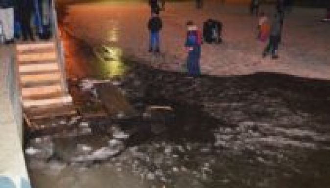 Beszakadt a jég a korcsolyázók alatt Szamosújváron