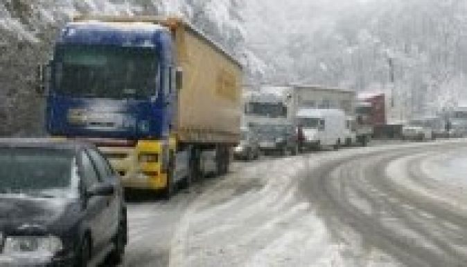 Bedugult mindkét, Brassópojánára vezető útszakasz