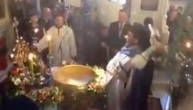 Még a szenteltvízből is megárt a túl sok (VIDEÓ)