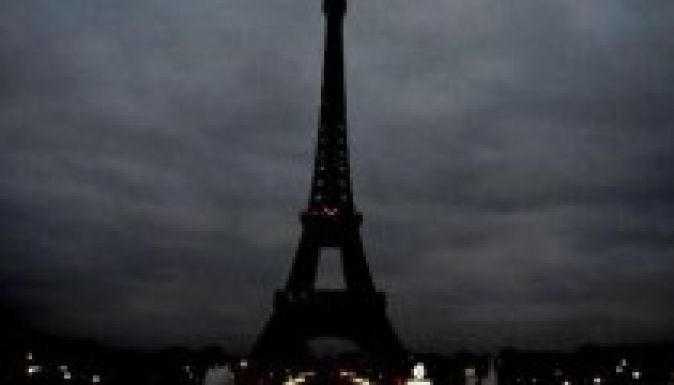 Mindkét Eiffel-torony elsötétült a terrortámadás miatt (VIDEÓK)