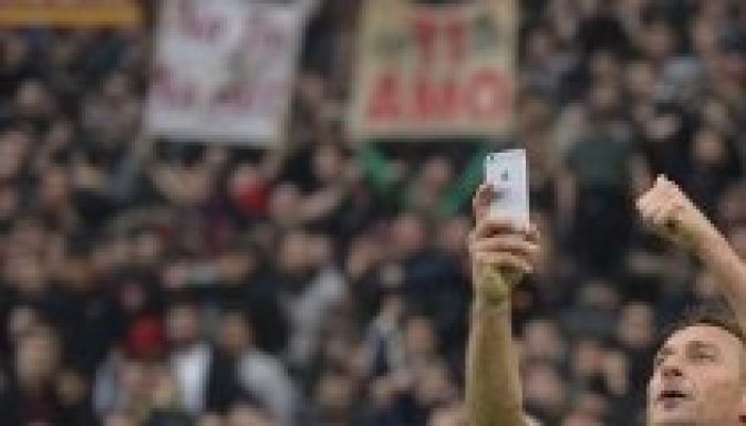 A római derbin Francesco Tottinak még ezt is megengedték (VIDEÓ)