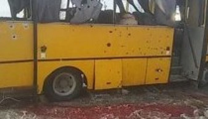 Civileket talált el egy tüzérségi lövedék Donyeck megyében