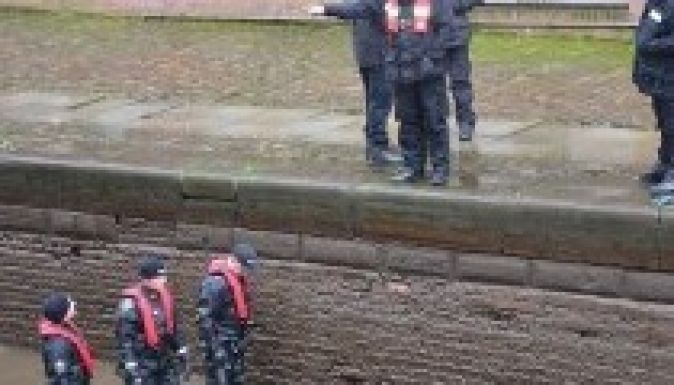 Holttestek tucatjait találták egy manchesteri kanálisban