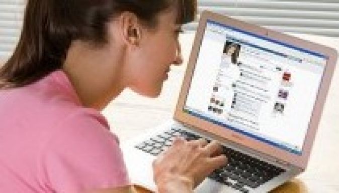 Megnyugtatja a nőket, ha képeket osztanak meg Facebookon