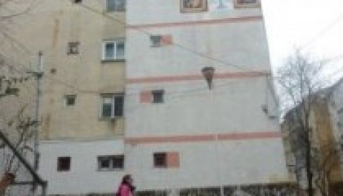 Egy tömbház falára került Jézus és Szűz Mária Moldovában