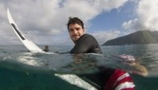 Lelőtték a világ egyik legjobb szörfösét