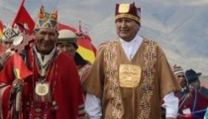 Inka császárnak öltözött beiktatási ünnepségén Evo Morales