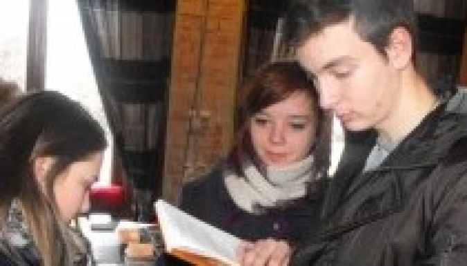 Meghívottakkal, jó hangulatban zajlik a maratoni felolvasás Vásárhelyen