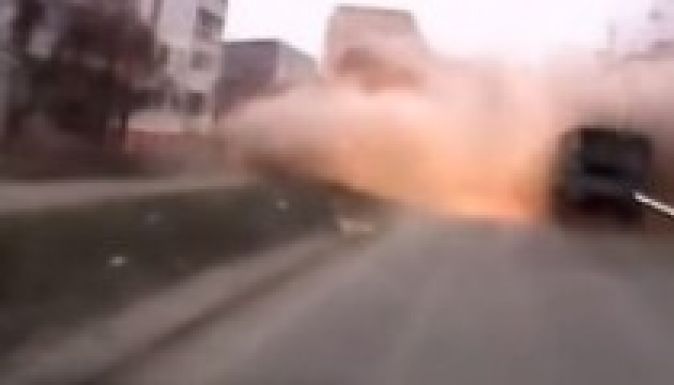 Így robbant fel egy autó a mariupoli rakétatámadásban (VIDEÓ)