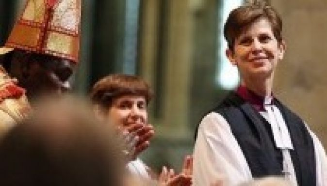 Beiktatták tisztségébe az anglikán egyház első női püspökét
