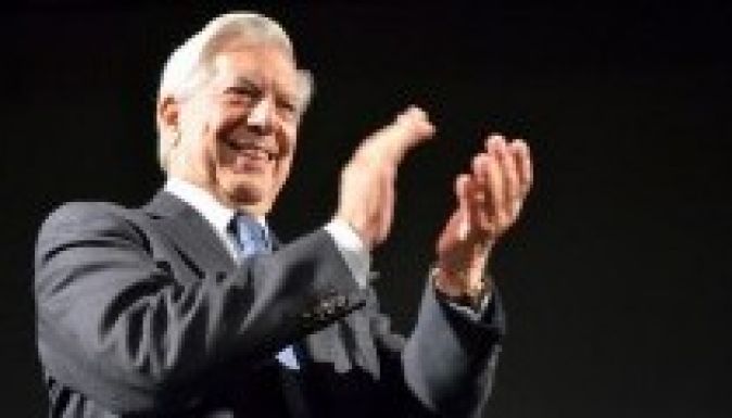 Saját darabjában szerepel Mario Vargas Llosa