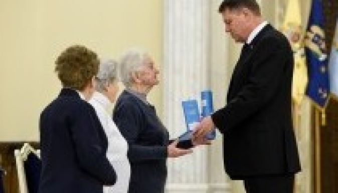 Holokauszt-túlélőknek adományozott állami kitüntetéseket Klaus Johannis