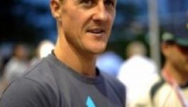 Szerettei hangját hallva sír Michael Schumacher