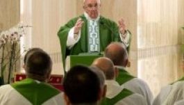 Ferenc pápa imádkozott a párizsi merénylet áldozataiért