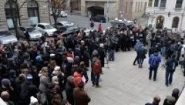 Szimpátiatüntetések világszerte, készültségben Anglia és a Vatikán