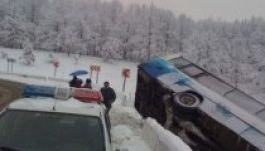 Felborult egy autóbusz Brassónál, többen megsérültek