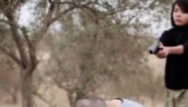 Tízéves korú fiúcska hajtja végre az Iszlám Állam halálos ítéletét