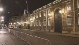 Szándékosan elgázoltak egy rendőrt a párizsi elnöki rezidencia előtt