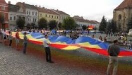 Óriási román zászlót feszítenének ki Sepsiszentgyörgyön