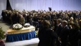 Az Internacionálé dallamára kísérték utolsó útjára Charbot (VIDEÓ)