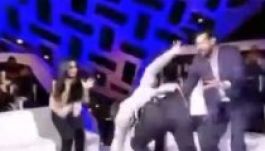 Így kevesen tudnak megbotlani élő adásban (VIDEÓ)