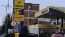 Már kapható Erdélyben is 5 lejnél olcsóbb benzin