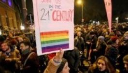 Kétezren tüntettek Bécsben a kávézóból kitiltott leszbikusok mellett