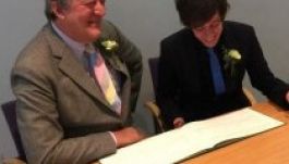 Stephen Fry összeházasodott sokkal fiatalabb férfi szerelmével