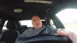 Egy éneklő rendőr lett a YouTube sztárja (VIDEÓ)