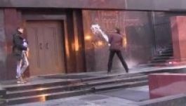 Szentelt vízzel ébresztgette Lenint két orosz művész (VIDEÓ)