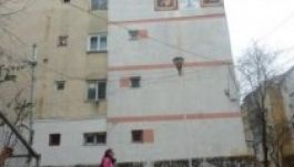 Egy tömbház falára került Jézus és Szűz Mária Moldovában
