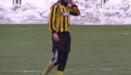 Megcsörrent a kezdőkörben a focista mobiltelefonja (VIDEÓ)