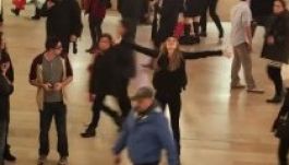 Ilyen lenne, ha a valóságban is úgy viselkednénk, mint a Facebookon