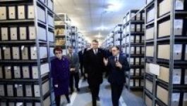 Johannis meglátogatta a Securitate irattárát