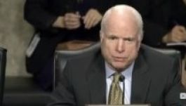 McCain szenátor egy tüntetőnek: tűnjön innen, maga alja söpredék!