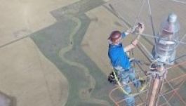 Így kell villanykörtét cserélni 460 méter magasban (VIDEÓ)