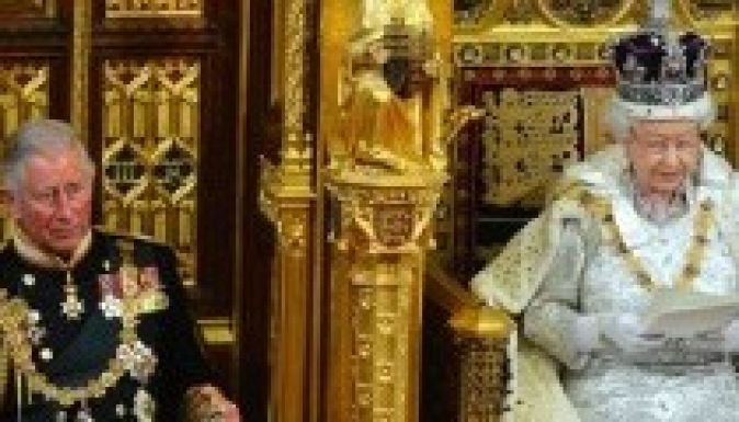 Aggódik Károly herceg miatt Erzsébet királynő