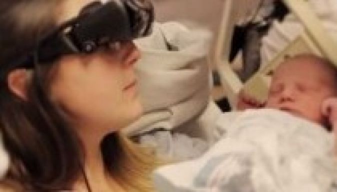 Szuperszemüveg segített egy vak anyának meglátni gyermekét