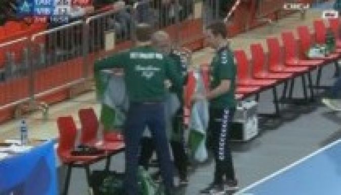 A pályán vetkőztették a női kézilabdást (VIDEÓ)