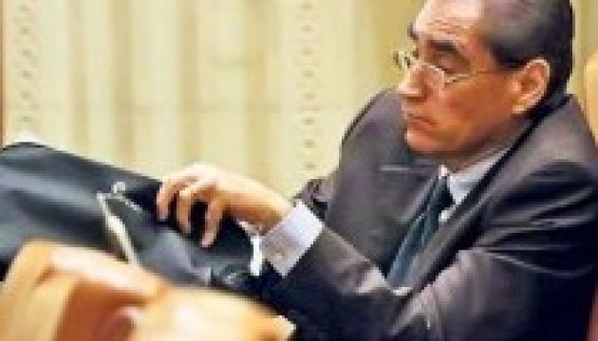 Elvesztette parlamenti mandátumát Petre Roman volt kormányfő