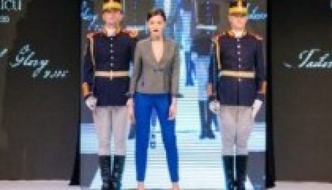 Divatbemutatóra bérelték ki a román őrezred fess katonáit