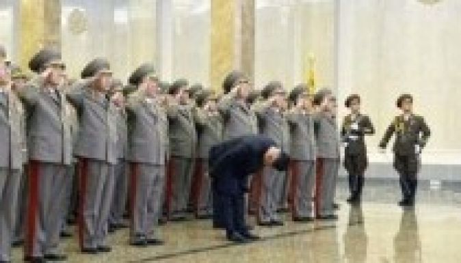 Meghajolt a Kedves Vezető fia apja holtteste előtt