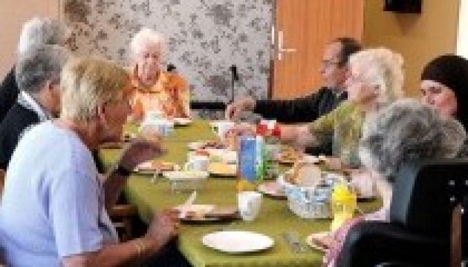 Hollandia külön falut tart fenn demenciás és Alzheimer-kóros időseknek