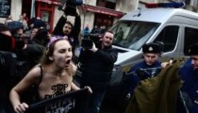 Putyin-ellenes Femen-aktivistát vitt el a rendőrség