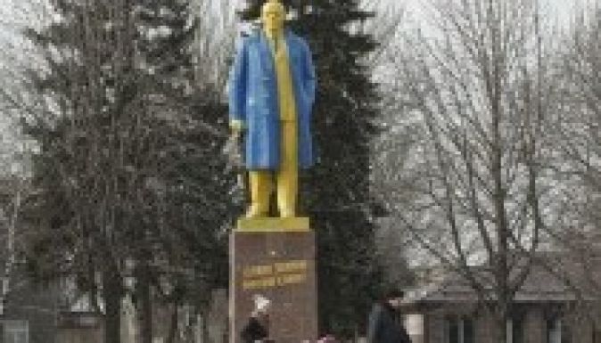 Ukrán színekre mázoltak egy Lenin-szobrot
