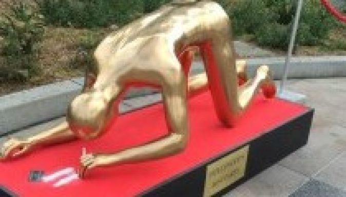 Kokaint szívó Oscar-szobrot állítottak ki Hollywoodban